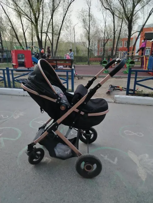 Детская коляска с стильным дизайном и большим капором