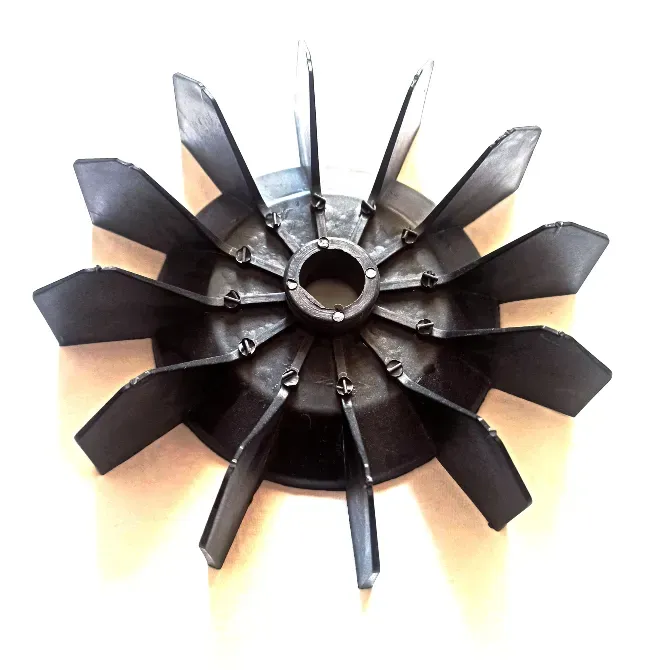 Вентилятор из черного пластика с радиальными лопастями и центральным отверстием