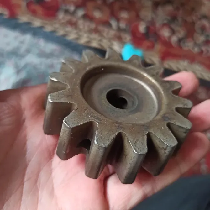 Вид шестерни с боковой стороны, показывающий детали конструкции