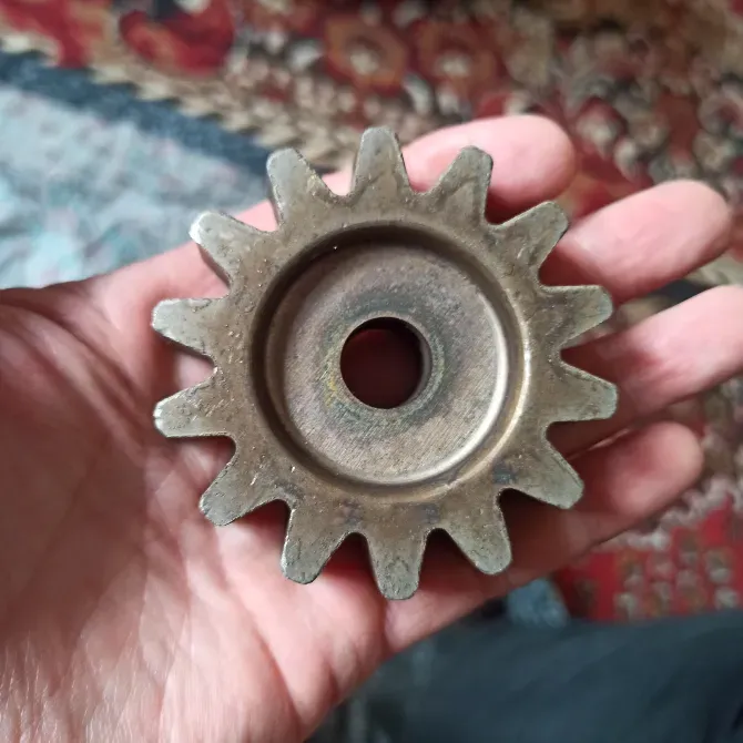 Шестерня с восьмигранными зубьями, удерживаемая в руке