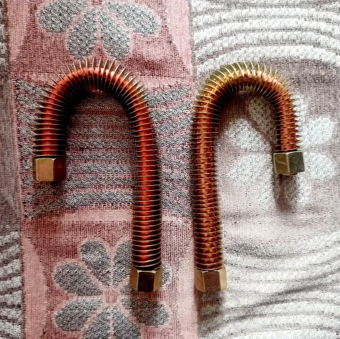 Металлические икемді құбырлар гайкалармен, текстильді фонда орналасқан