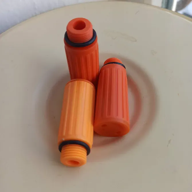 Оранжевые фильтры с черными резиновыми уплотнителями на белой поверхности