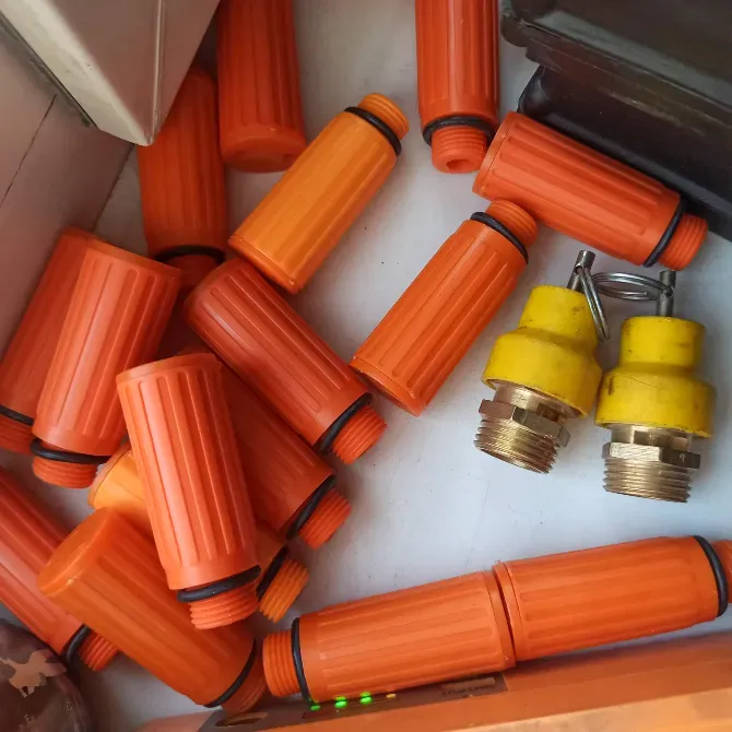 Многочисленные оранжевые фильтры и желтые детали на светлом фоне