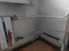 Бөлменің бұрышындағы сантехника мәселелері, құбырлар және жылыту радиаторы