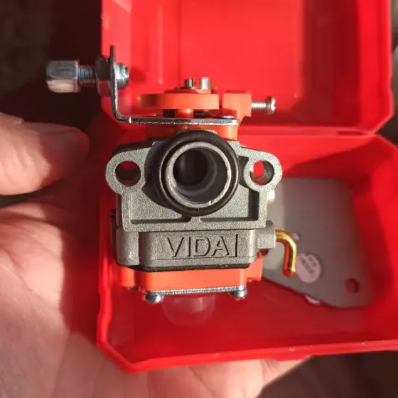 Карбюратор с надписью VIDAI, установленный в красный пластиковый контейнер