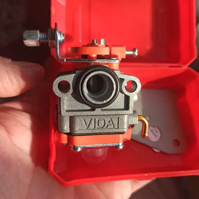 Карбюратор с надписью VIDAI, установленный в красный пластиковый контейнер