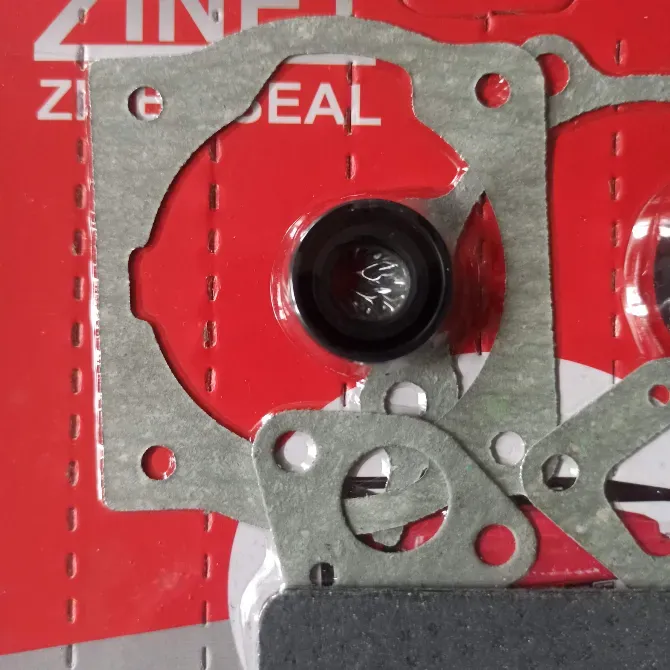 Близкий план прокладки и сальника ZINET на упаковке
