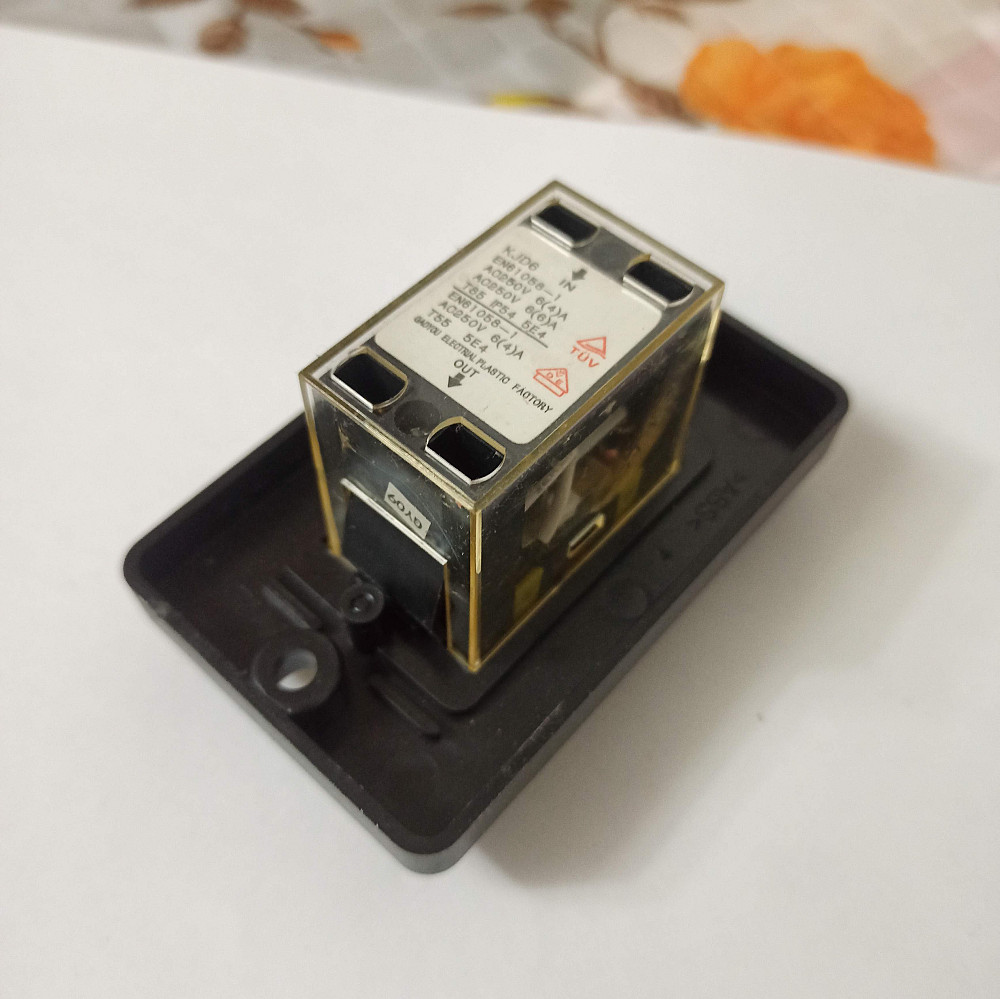 Реле на черном основании с маркировкой и контактами