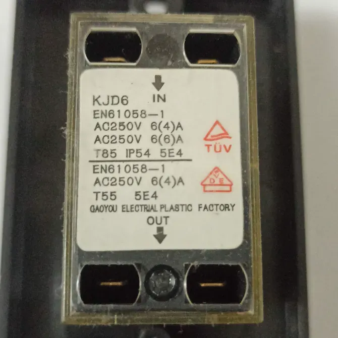 Подробная информация о реле с техническими данными и предупреждениями на белом фоне