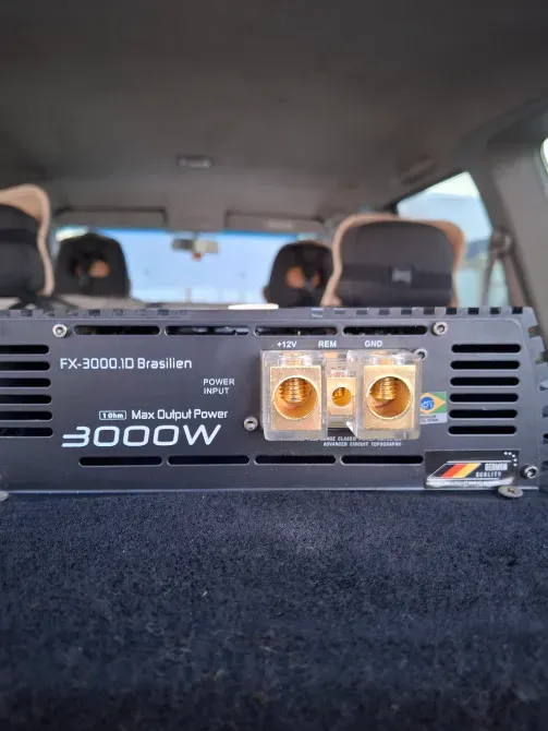 Усилитель FX-3000.10 с максимальной мощностью 3000 Вт, вид сзади