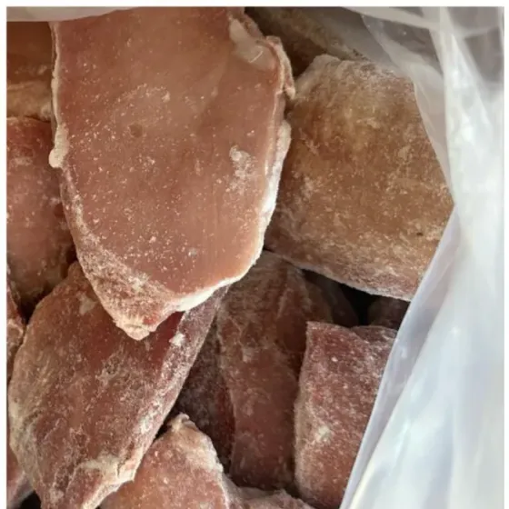 Мороженое куриное филе в пакете с замороженными кусочками мяса