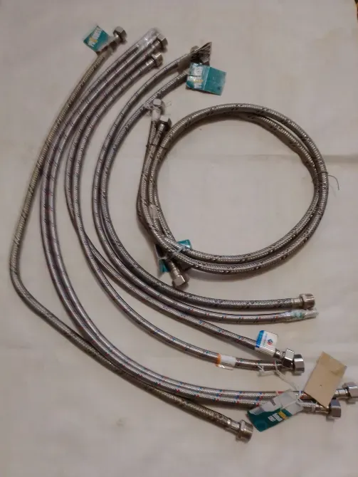 Металлические гибкие трубки для водопровода, разные размеры и формы, предназначенные для подключения сантехнических приборов