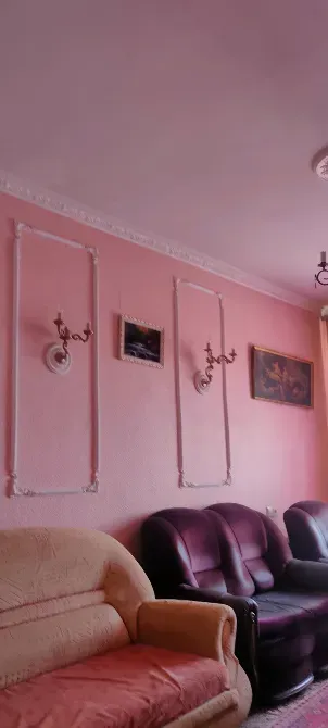 Розовысымен безендірілген бөлме қабырғасы мен мебельі