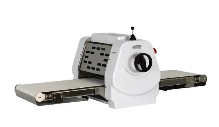 Машина для пасты с роликовыми механизмами для раскатки теста