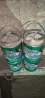 Банки с закусками Pringles, аккуратно расположенные в две группы