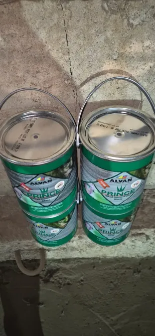 Банки с закусками Pringles, аккуратно расположенные в две группы