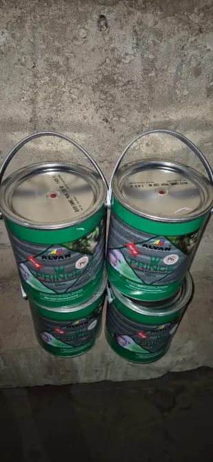 Две группы банок Pringles с одинаковым дизайном на сером фоне