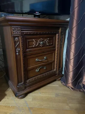 Комод из темного дерева с резьбой и двумя ящиками