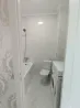 Заманауи ванна бөлмесі душпен және ваннаның болуы