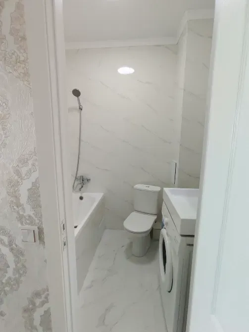 Современная ванная комната с душем и ванной