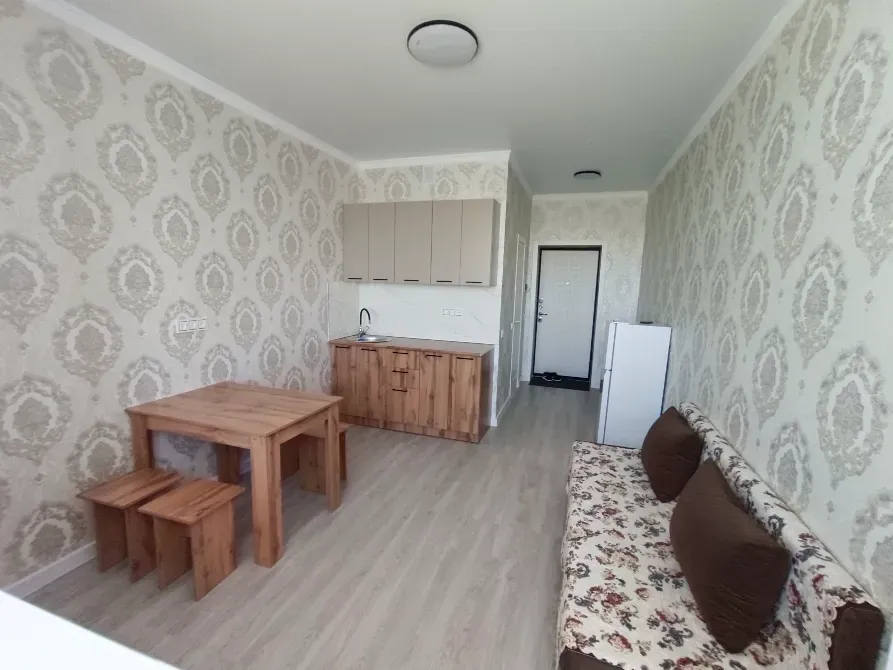 Уютная кухня-студия с деревянной мебелью