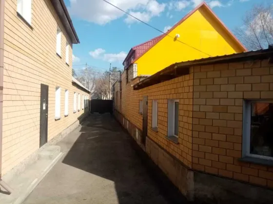 Узкий проход между зданиями с кирпичной отделкой