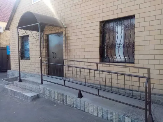 Входная зона с козырьком и пандусом