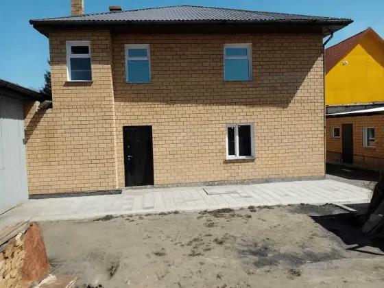 Дом с наружной отделкой, окна и двери, сделанная тротуарная плитка