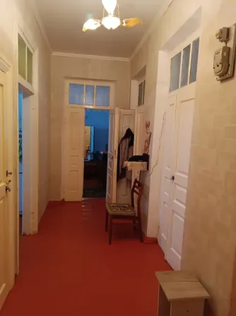 Коридор с дверями и светильником