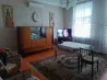 Телевизормен, үстелмен және жұмсақ жиһазбен кезектегі спальня