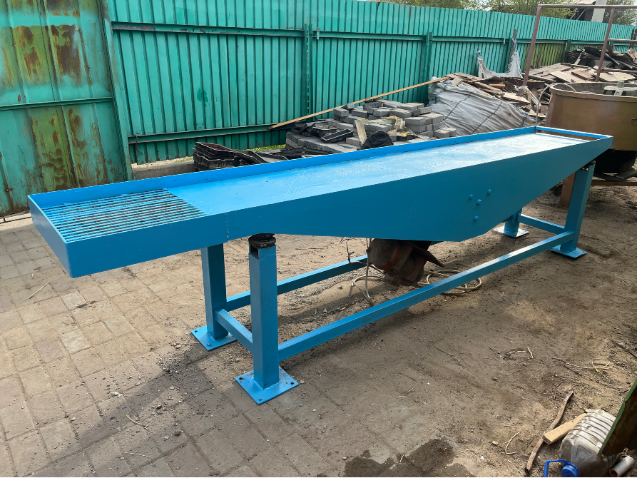 Синие весы для измерения материалов на строительной площадке