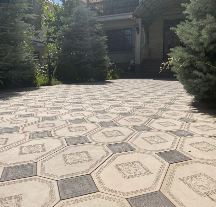 Уложенная плитка с красивым узором на территории загородного дома