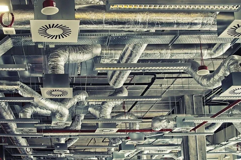 Система вентиляции с трубами и воздухораспределителями на потолке в коммерческом помещении