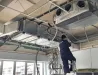 Жұмысшы вентиляциялық жабдықты төбеде орнатады