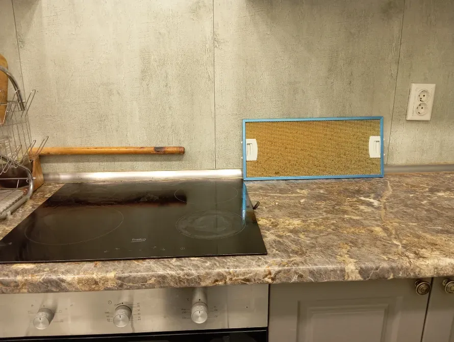 Кухонная плита с чистой поверхностью и фоновым текстурным элементом