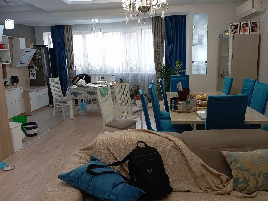 Современный интерьер квартиры с обеденной зоной и уютной меблировкой