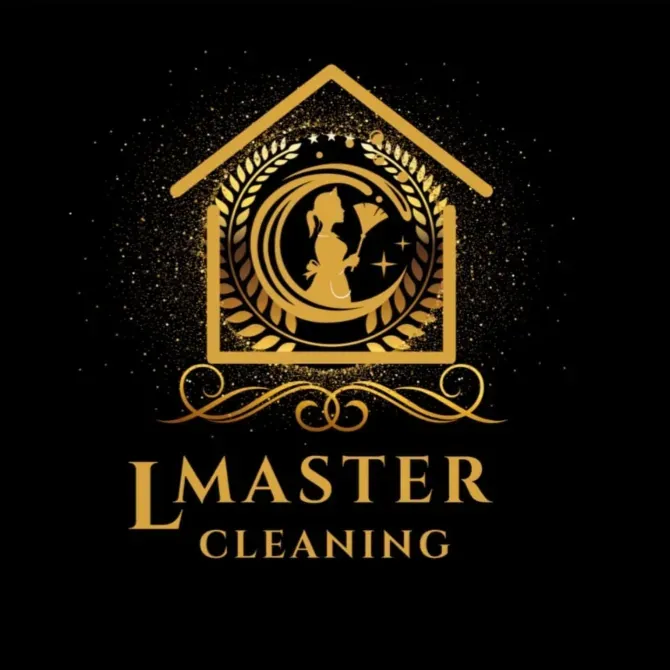 Логотип компании по уборке Lmaster Cleaning, оформленный в золотом цвете