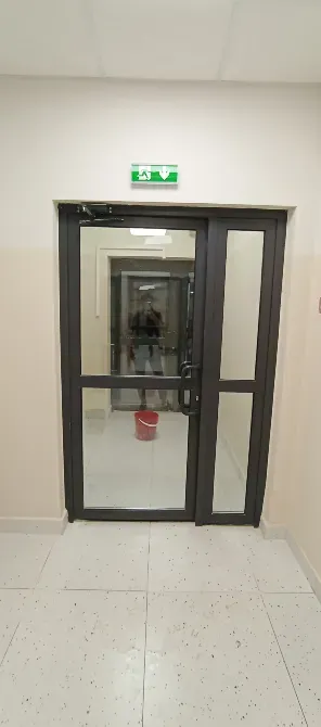 Вид на двери и коридор, где производится уборка