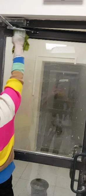 Человек убирает окно с помощью тряпки