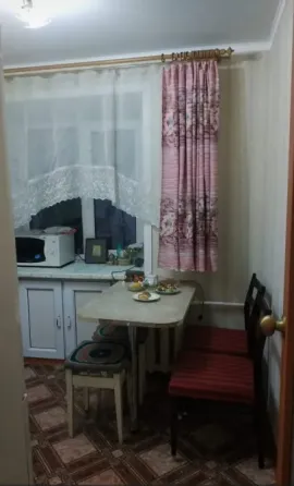 Уютная кухня с обеденным столом и едой