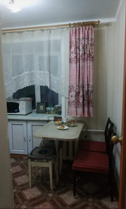 Жылы асүй, ас үстелі мен тамағы бар