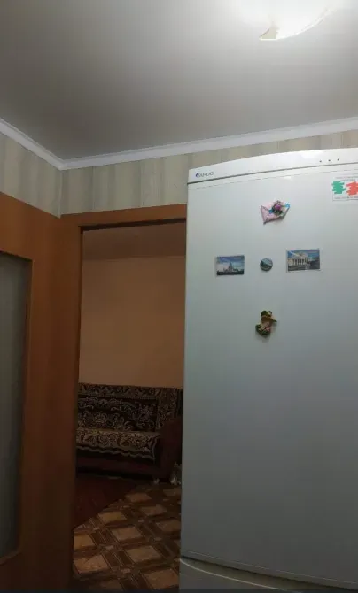 Декорациялармен толтырылған дәліздегі тоңазытқыш