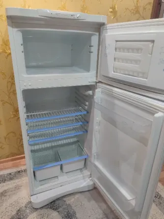 Открытый холодильник Indesit с морозильной камерой и полками для продуктов