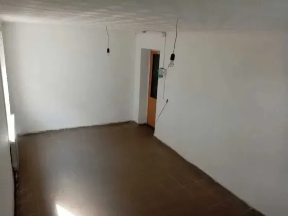 Кіреберіске плитка мен жағымды жарықтағы терезелері бар үй