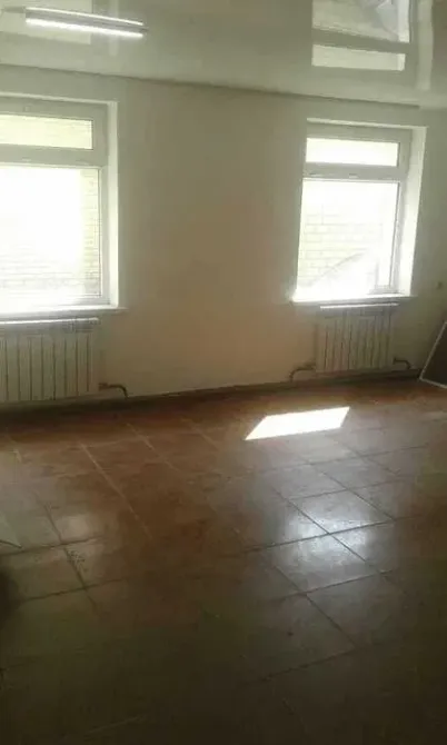 Пустая комната с окнами и плиткой на полу