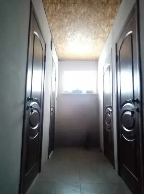 Коридор с несколькими дверями