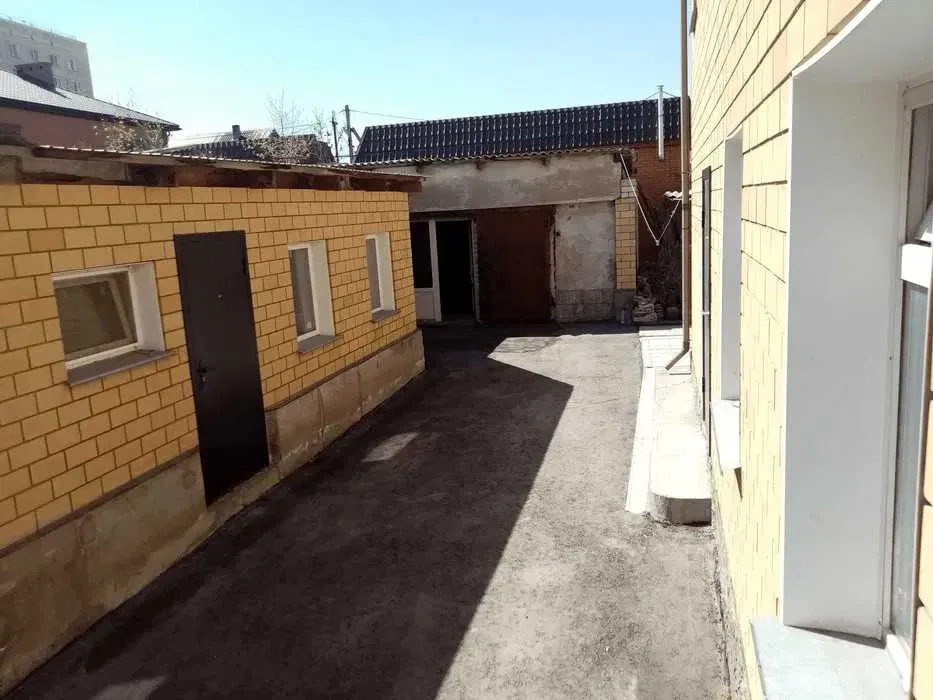 Сторона дома с заездом