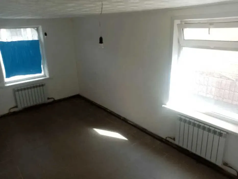 Вторая пустая комната с окнами