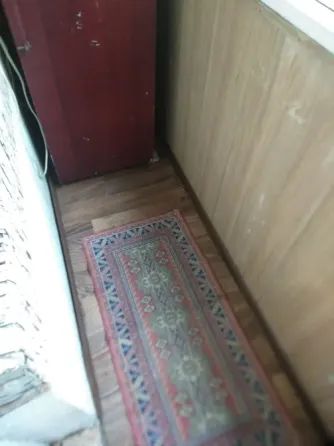 Пол с ковром рядом с холодильником