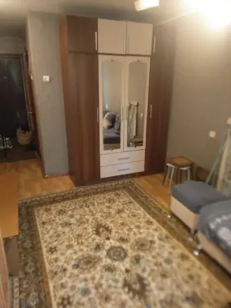 Комната с зеркальным шкафом и диваном